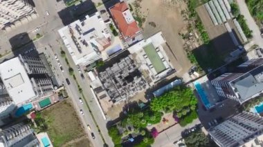 İnşaat işçileri bir sonraki katı beton döşemeye hazırlıyorlar..