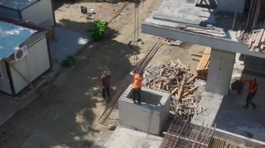 Yoğun inşaat işçilerine bakın zemini bir sonraki beton döşeme aşaması için hazırlıyorlar..