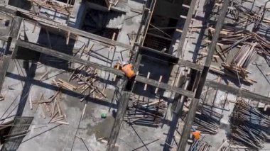 Bir sonraki katı yoğun bir alana beton dökmek için hazırlayan inşaat işçilerine bakın..