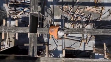 Büyük bir inşaat alanındaki işçileri izle zemini beton döşemeye hazırla..