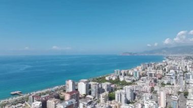 Büyük bir inşaat sahasına beton dökülmesine zemin hazırlayan işçileri izleyin..