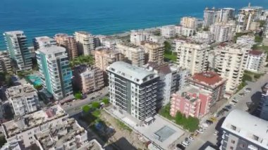 İşçilerin beton dökmek için zemin hazırladığı yoğun inşaat alanına bakın..