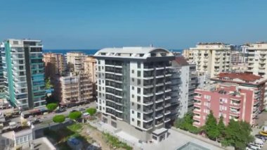 İnşaat işçilerinin çok katlı bir binaya beton dökülmesi için zemini hazırlamalarını izleyin..