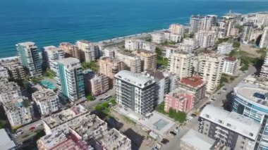 İnşaat alanında çalışan işçiler zemini beton dökülmesine hazırlıyorlar..