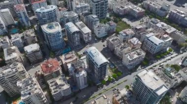 İşçiler inşaat sahasına beton dökülmesi için zemin hazırlıyorlar..