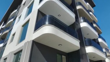 İşçiler inşaat alanındaki beton dökülmesi için zeminin hazır olduğundan emin oluyorlar..