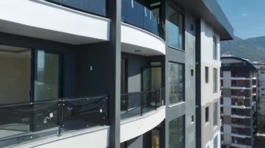 İşçiler, yoğun inşaat sahasına beton dökülmesi için bir sonraki katı hazırlıyorlar..