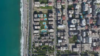 İnşaat alanında bir sonraki beton döşeme için zemin hazırlayan işçilere bakın..