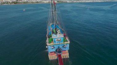 Alanya limanındaki sakin deniz fenerini görüyor musun? Etrafında huzurlu mavi deniz var..