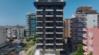 Bölgedeki işçiler bir sonraki katı beton dökmeye hazırlıyorlar..