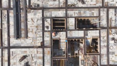 İnşaat işçileri demirleri büker ve inşaat projesi için zemini hazırlarlar..