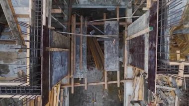 İnşaat işçilerinin inşaat demirini bükerek, zemini aktif bölgede yapılacak işe hazırladıklarını görün..