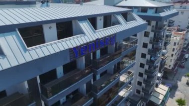 Gökyüzü havuzlu ve heyecan verici çocuklar için Akdeniz kıyısında su kaydırağı olan güzel bir yerleşim yeri izleyin..