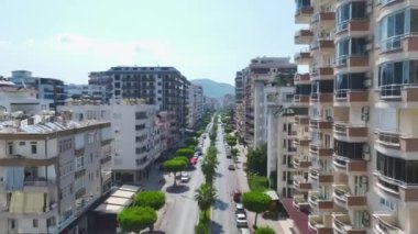 Yeni inşaat projesinin bir sonraki aşaması için inşaat demirini ve zeminini hazırlayan işçilere bakın.