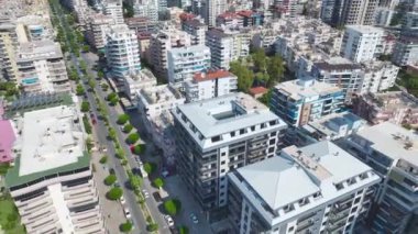 Gökyüzü havuzlu güzel bir yerleşim yeri ve çocuklar deniz kenarında kayar..