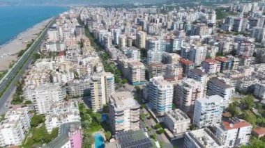 Akdeniz kıyısında büyük bir havuzu ve su kayakları olan modern bir kompleksin keyfini çıkarın..