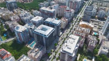 Büyük bir havuzu ve çocuk su kayakları olan tamamlanmış konut kompleksine bakın..