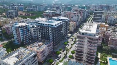 Parlak mavi bir havuzu ve Akdeniz yakınlarında eğlenceli su kayakları olan çarpıcı bir konut kompleksi.