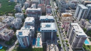 Çocuklar için parlak mavi bir havuzu ve su kaydırağıyla tamamlanmış bir kompleksin nefes kesici manzarasının tadını çıkarın..