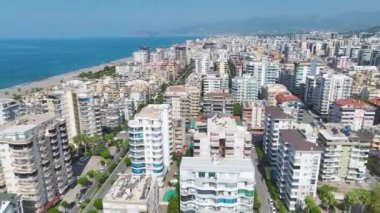 Gök mavisi havuzlu ve çocuklar için kıyıdaki su kaydırağına bakın..