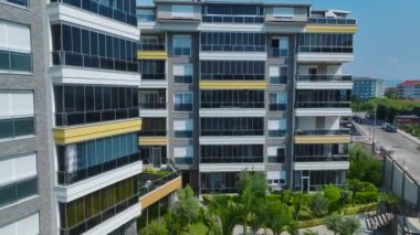 Akdeniz kıyısında büyük bir havuzu ve eğlenceli su kayakları olan çarpıcı bir kompleks..