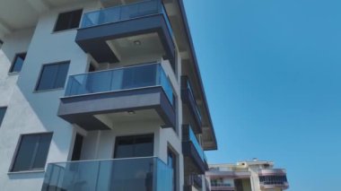 Deniz kenarında çocuklar için büyük bir havuz ve su kaydırakları olan tamamlanmış konut kompleksini izleyin..