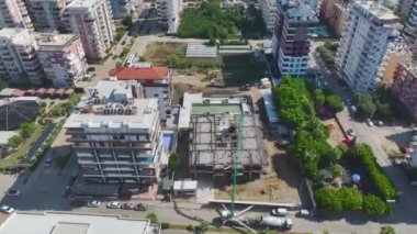 İşçiler yeni bir inşaat projesinin bir sonraki aşaması için inşaat demirini ve zeminini hazırlıyorlar.