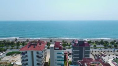 Akdeniz kıyısında parlak mavi bir havuz ve çocuk su parkının yer aldığı lüks bir yerleşim yeri..