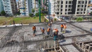 Yeni inşaat alanındaki işçileri izle demirleri bükerek ve zemini gelecek çalışmalar için hazırlarken..