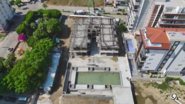 İşçiler yeni inşaat sahasında gelecekte yapılacak iş için inşaat demiri ve zemin hazırlamakla meşguller..