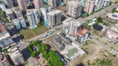 İnşaat işçilerinin inşaat demirlerini bükmelerini ve yeni bir inşaat projesinin yerlerini hazırlamalarını izleyin..