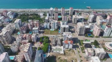 İşçiler inşaat projesinin bir sonraki aşaması için inşaat çubuğu ve zemin hazırlamakla meşguller.