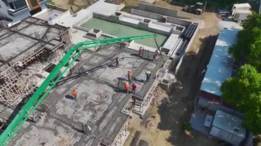 İnşaat ekibinin inşaat demiri bükmesini ve gelecek adımlar için zemini hazırlamasını izleyin..