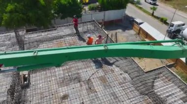 İnşaatçılar inşaat demirini hazırlar ve inşaata hazırlanırlar..