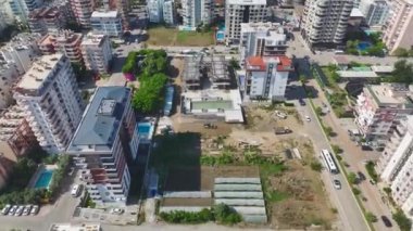 İnşaatçılar demirleri büker ve inşaat projesinin bir sonraki aşaması için zemini hazırlarlar..