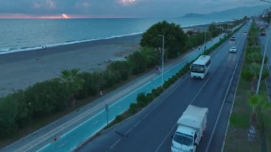 Akdeniz boyunca huzurlu bir gezinti, akşam gökyüzünün ılık renkleri altında parlar..