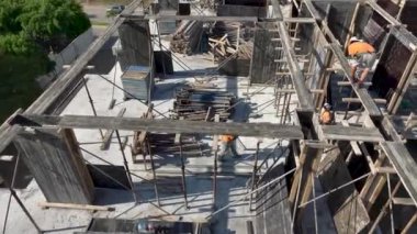 İlerleme kaydeden işçilerle dolu hareketli bir inşaat sahası uzmanlıklarını ve sıkı çalışmalarını gösteriyor..