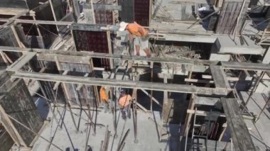 Yetenekli işçiler inşaat alanında etkili bir şekilde ilerliyorlar..