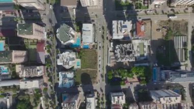 Yetenekli işçileri iş başında izlemek, yoğun bir inşaat alanında sürekli ilerleme kaydetmek..