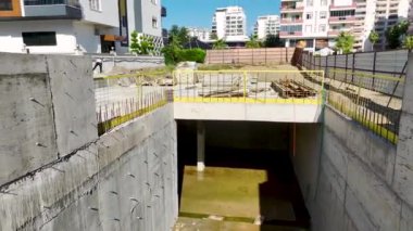 Çalışanlar ilerledikçe deneyimlerini ve takım çalışmalarını gösteren tam teşekküllü bir inşaat sahası..