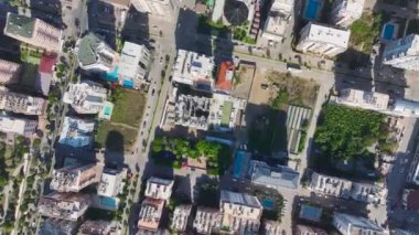 İlerleme devam ederken tecrübelerini ve takım çalışmalarını sergileyen yetenekli işçilerle dolu bir inşaat sahası..