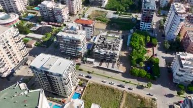 Yetenekli işçiler inşaat alanında gözle görülür ilerleme kaydederken uzmanlıklarını sergiliyorlar..