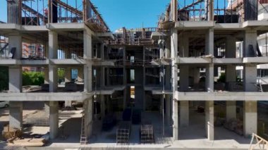 Yetenekli işçilerin, yoğun bir inşaat alanında uzmanlıkları vasıtasıyla projeyi ilerletmelerini izle.