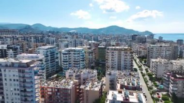 Yetenekli işçilerin uzmanlıklarını ve takım çalışmalarını sergiledikleri hareketli bir inşaat alanı..