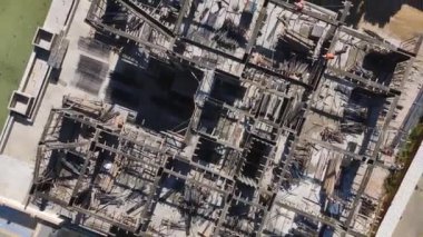 İşçilerin uzmanlıklarını projeyi hayata geçirmek için kullandıkları canlı bir inşaat alanı..
