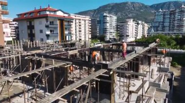 İnşaat alanı projede ilerleme kaydeden deneyimli işçilerle dolu..
