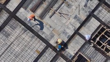 Site, projeyi uzmanlıklarıyla ilerletmeye çalışan yetenekli işçilerle dolu..