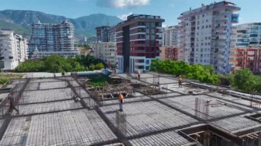 Aerial View 4K: İstikrarlı İlerleme Sağlayan Yetenekli İşçilerle Canlı İnşaat Alanı