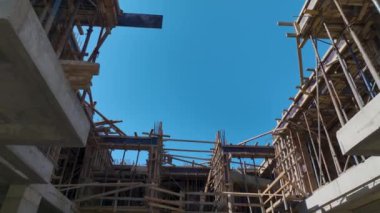 İşçilerin hareket halinde olduğu hareketli bir inşaat sahası, her görevde ilerleme kaydediyor..