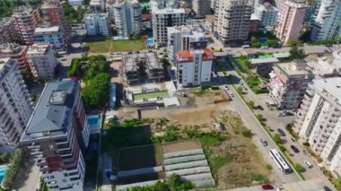 Aerial View 4K: Görünür İlerleme Yapan Alanda Tam Hızda İnşaat İşçileri